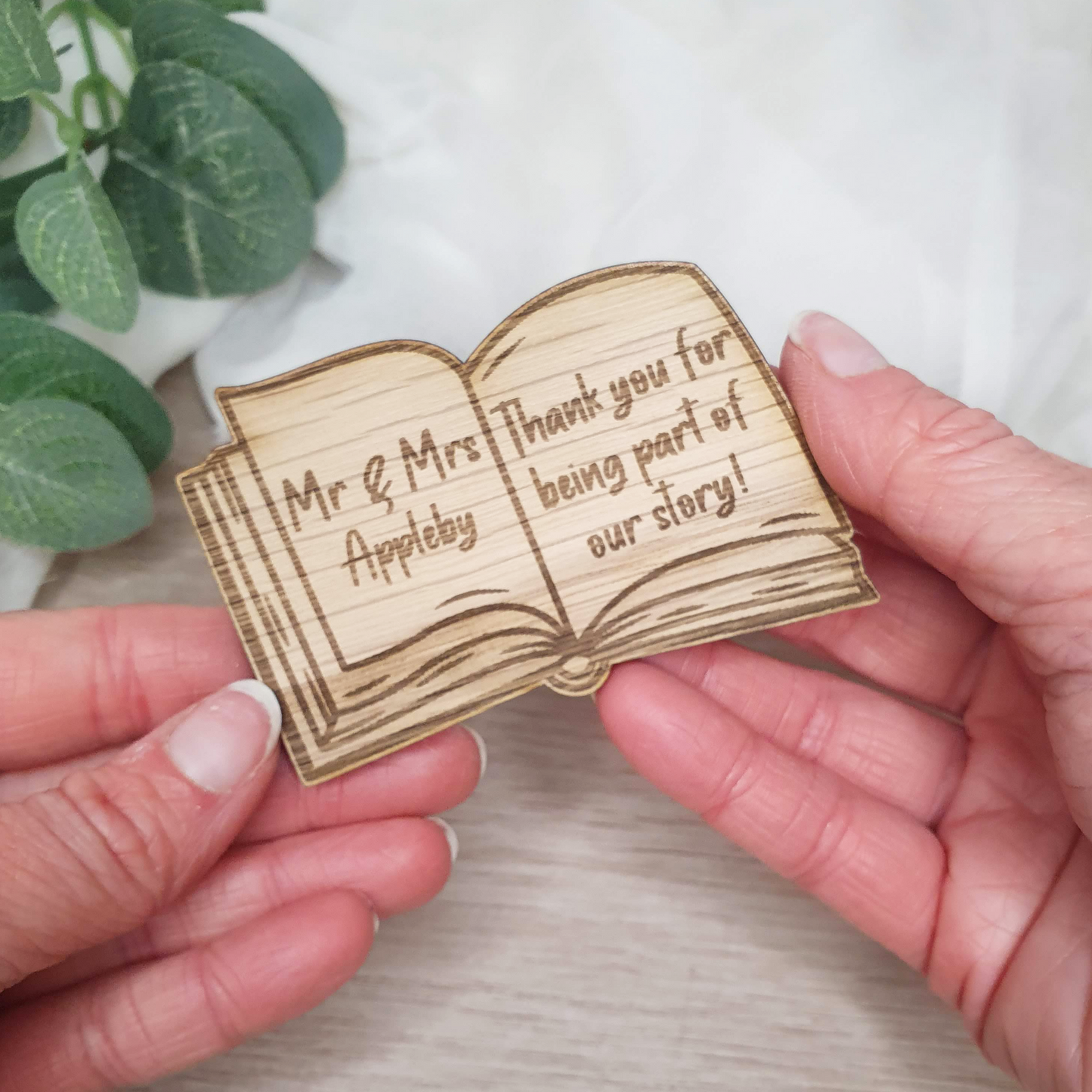 Wedding guest gift made of wood for book lovers