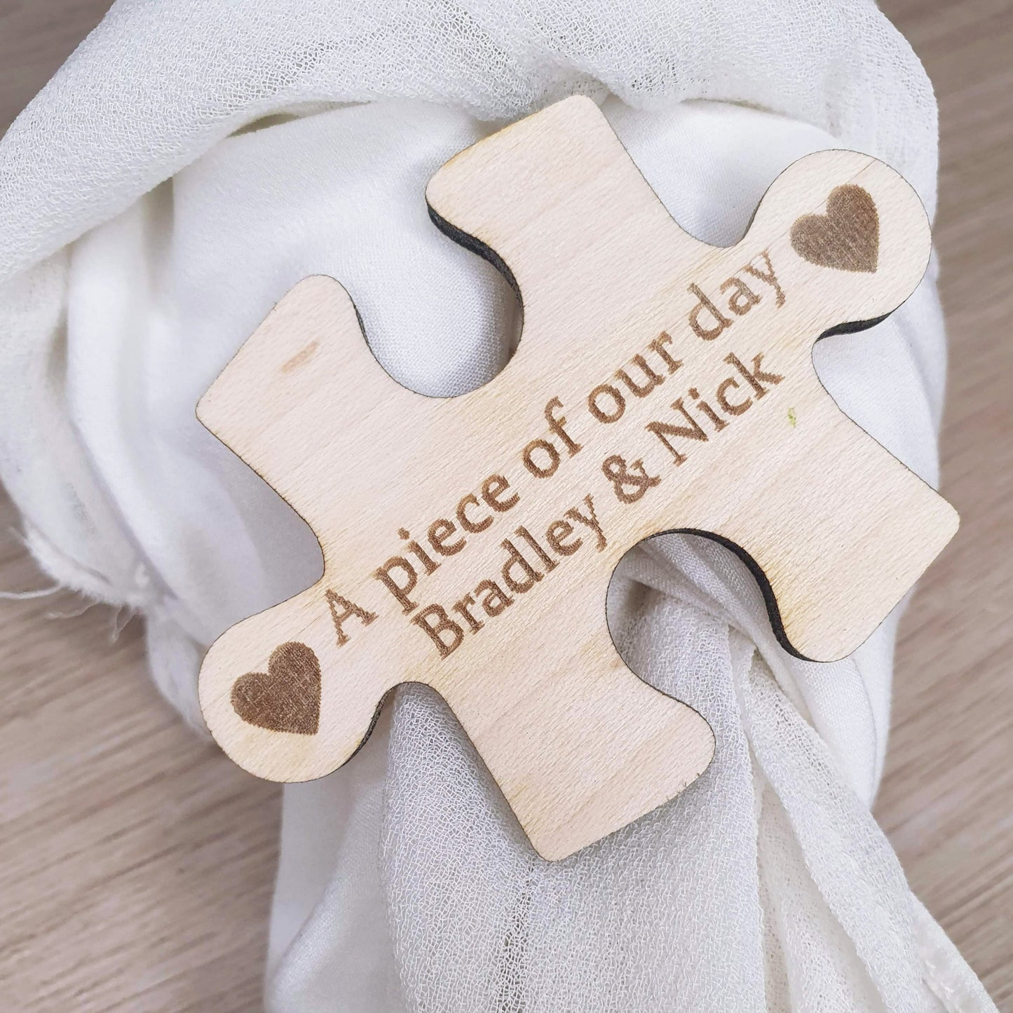 Rustic wood wedding favour with couple's names - Jigsaw puzzle design